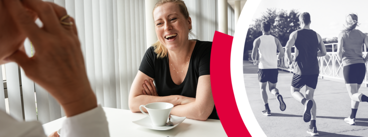 Eine Frau sitzt in der Kantine und trinkt einen Kaffee