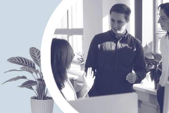 ein paar Leute unterhalten sich im Büro.